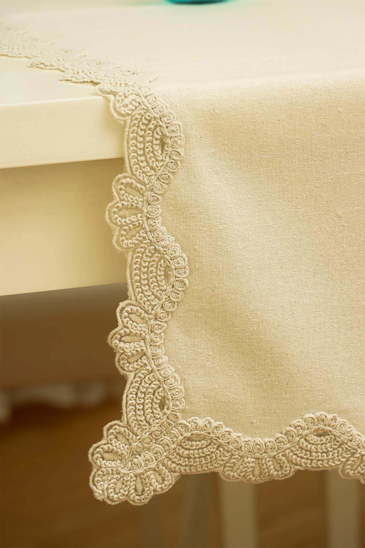 Nappe de couleur crème avec bordure en dentelle élégante, décoration de table moderne.