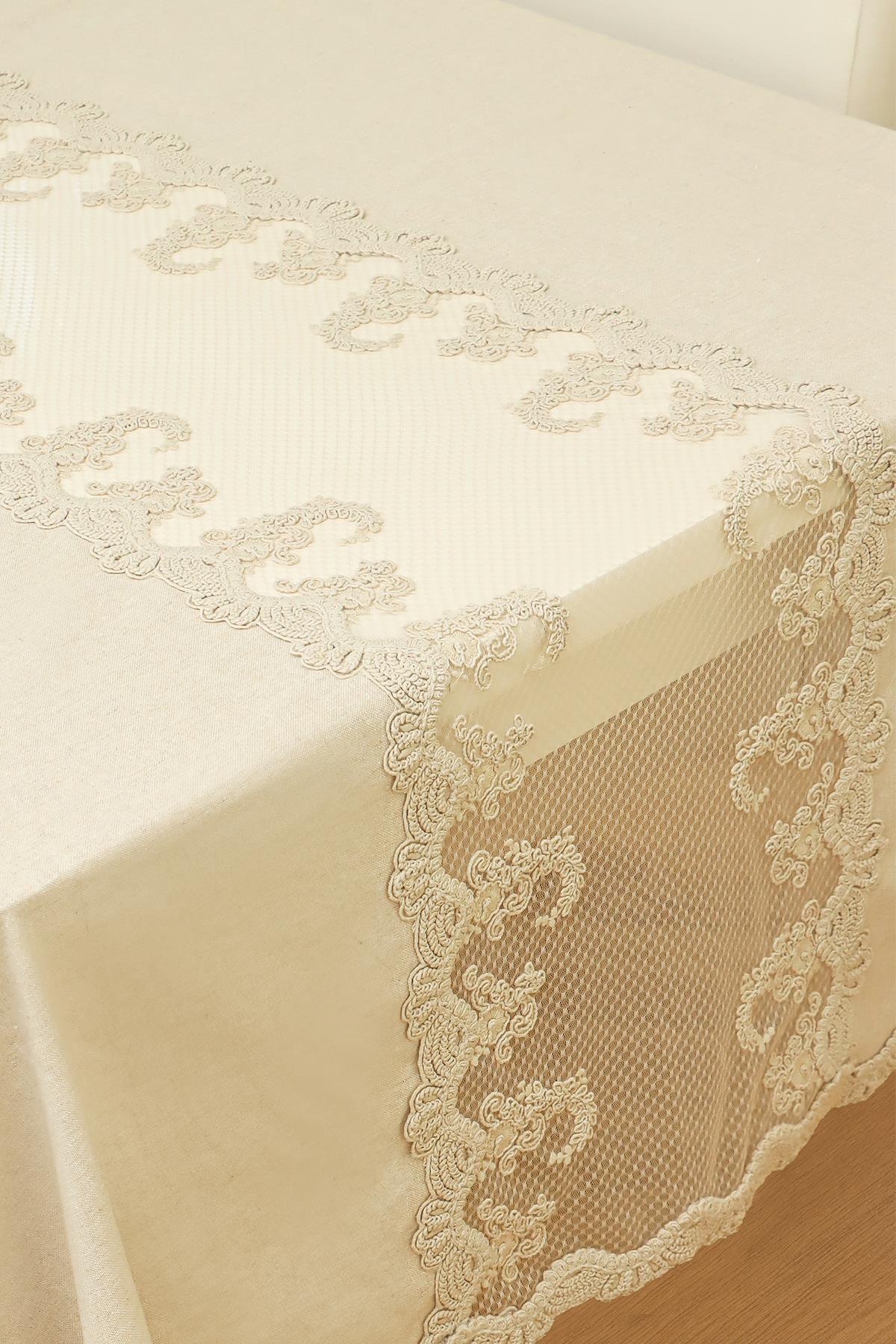 Nappe rectangulaire couleur crème avec détails en dentelle, décoration de table élégante et raffinée