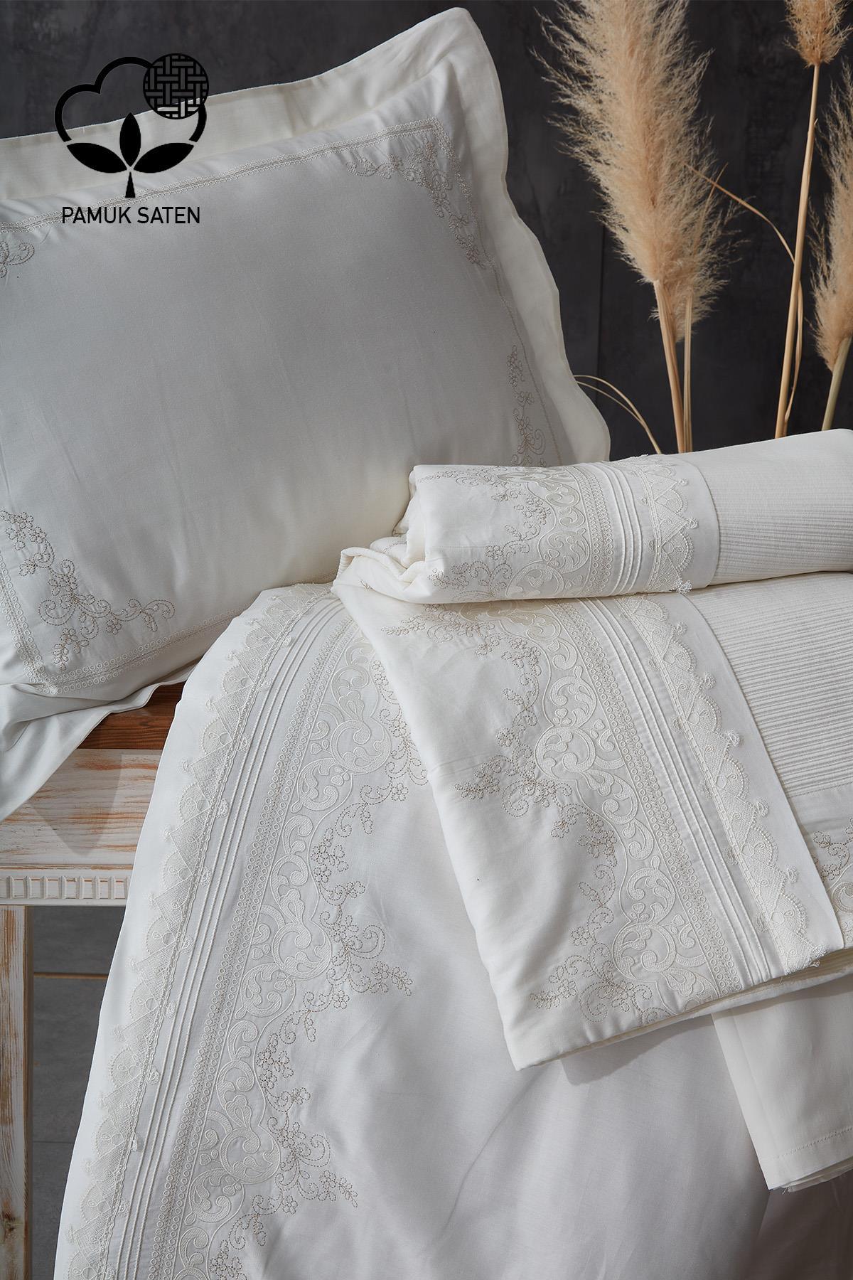 Parure de lit double en satin de coton blanc avec broderies yakoutes, incluant housse de couette et couvre-lit