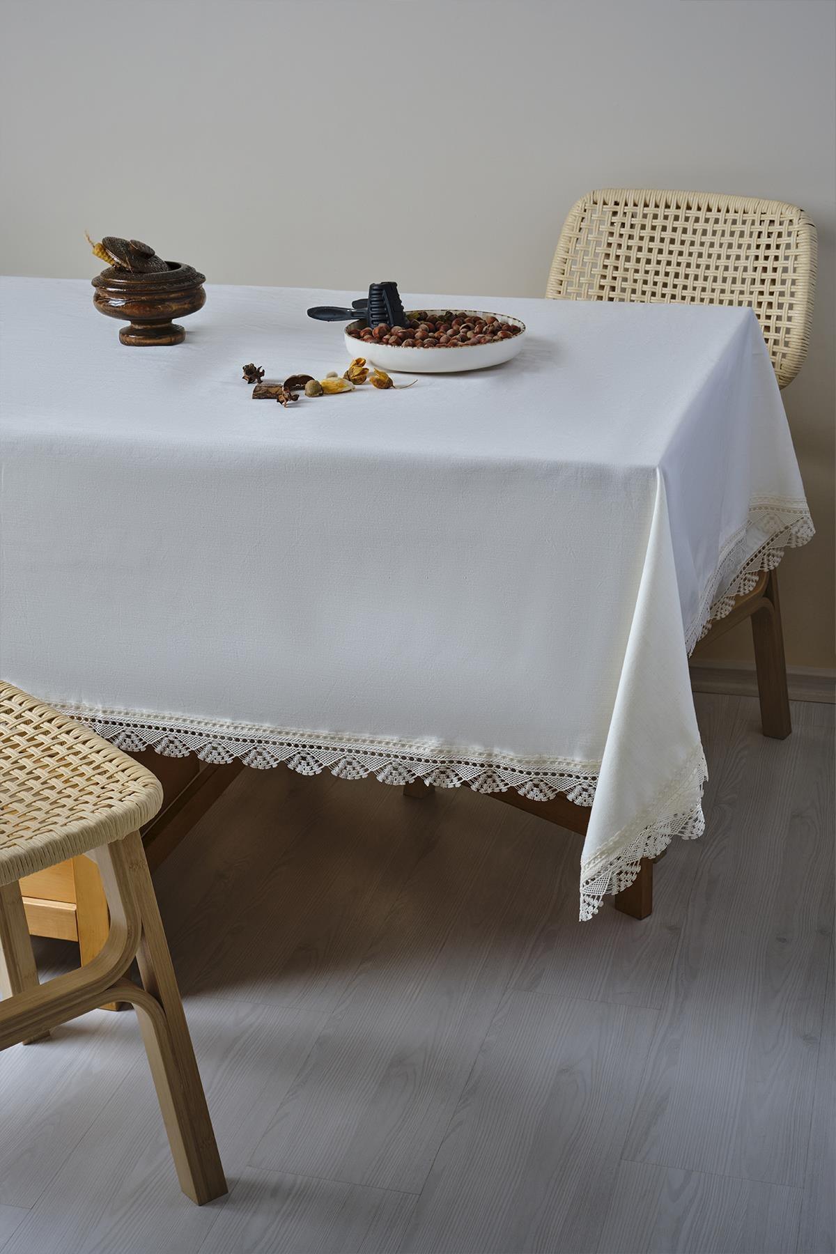 Nappe blanche antitache en dentelle sur une table et des chaises en bois modernes
