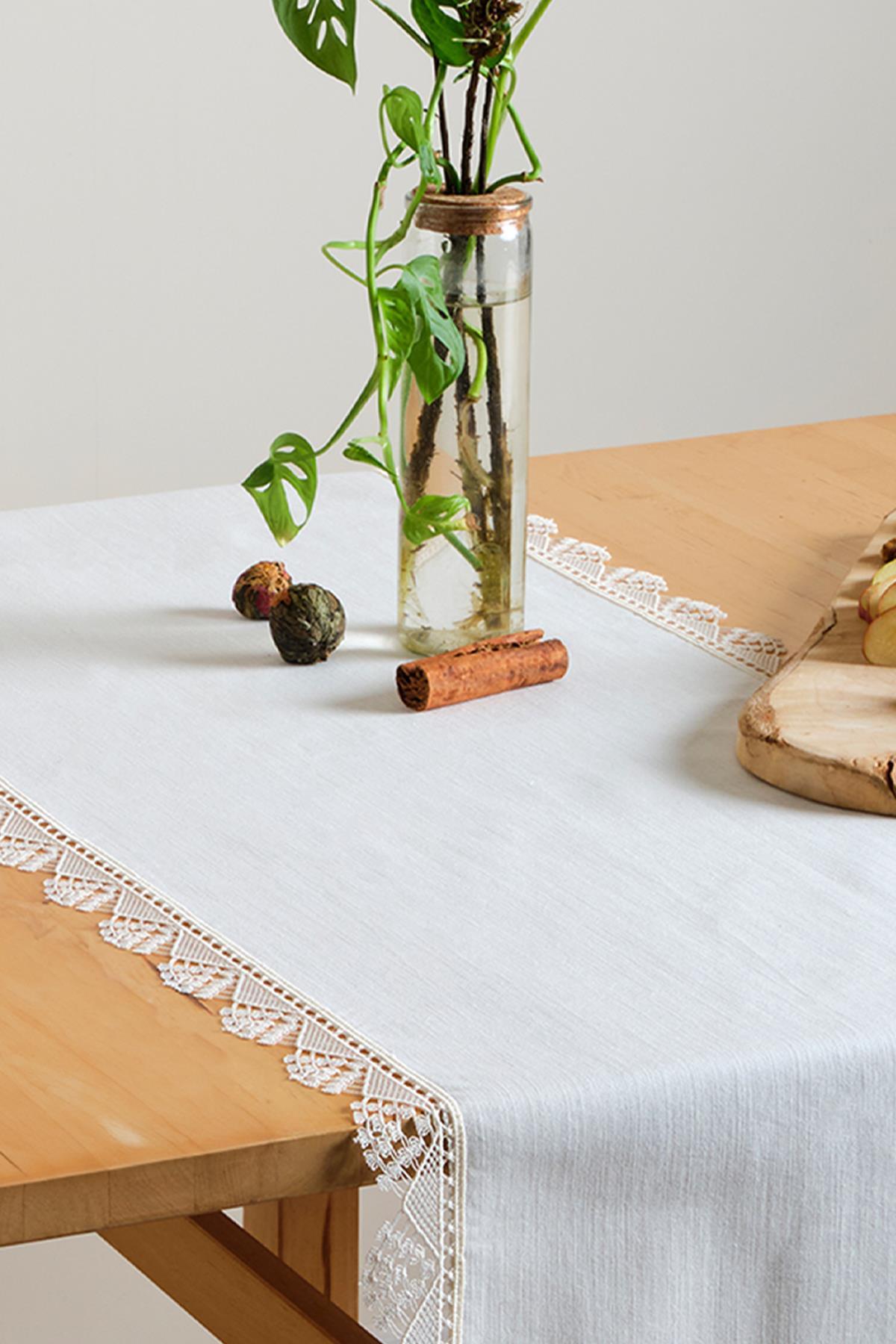 Chemin de table blanc en dentelle, décoration de table élégante sur table en bois, nappe 40x140 cm